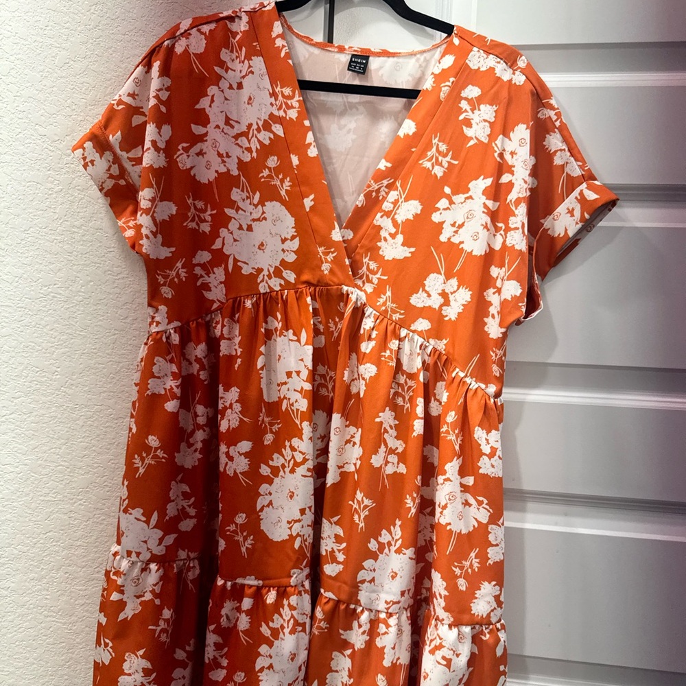 Floral loose fitting dress, worn one time! great paired with a belt and boots